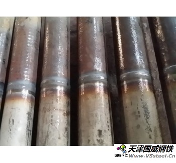 異種鋼接頭/φ76×6 SA－213T91或 /SA－213TP347H；管道介質(zhì)壓力4.097MPa、溫度569℃。要求以上兩種材質(zhì)鋼管分別取300mm長按壓力管道對(duì)口焊接技術(shù)規(guī)范標(biāo)準(zhǔn)進(jìn)行對(duì)接，總長共600mm，異種接頭焊口做熱處理。