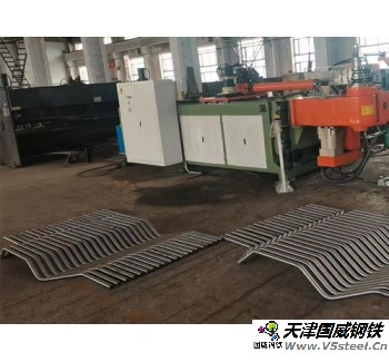 高壓鍋爐碳素?zé)o縫鋼管-Φ51×6mm 20G GB5310 管壁兩側(cè)水平焊接鰭片。鰭片規(guī)格：?jiǎn)芜厡?4mm，厚6mm，材質(zhì)：Q235