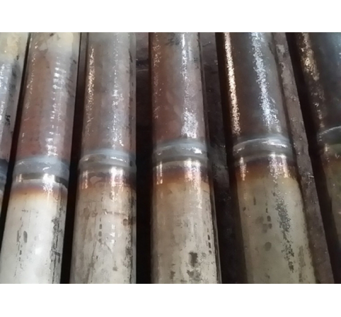 異種鋼接頭/φ76×6 SA－213T91或 /SA－213TP347H；管道介質(zhì)壓力4.097MPa、溫度569℃。要求以上兩種材質(zhì)鋼管分別取300mm長按壓力管道對口焊接技術規(guī)范標準進行對接，總長共600mm，異種接頭焊口做熱處理。