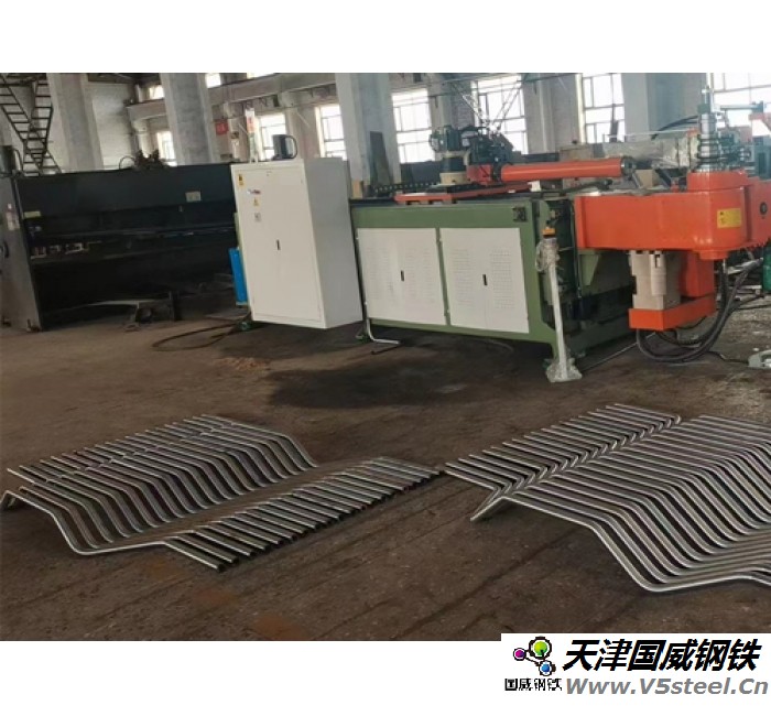 高壓鍋爐碳素?zé)o縫鋼管-Φ51×6mm 20G GB5310 管壁兩側(cè)水平焊接鰭片。鰭片規(guī)格：?jiǎn)芜厡?4mm，厚6mm，材質(zhì)：Q235